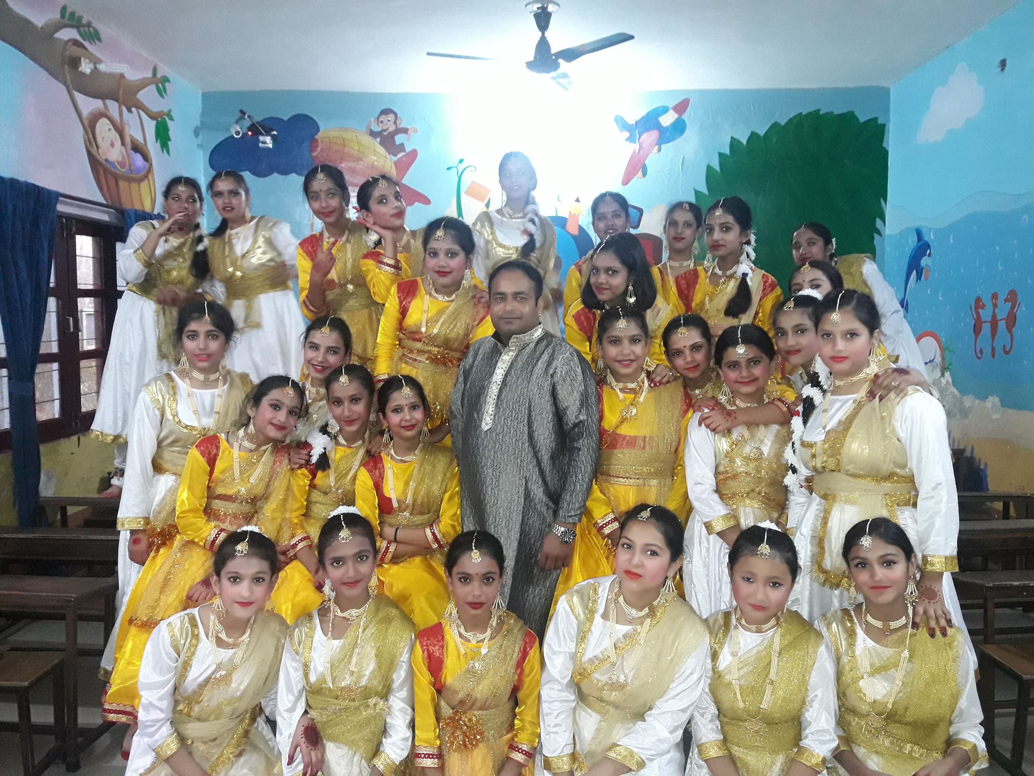 Guru Dharmendra Jain with students